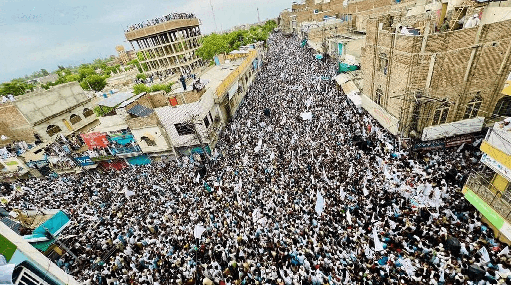 بنو کې د پاکستان د پوځ پیل شوو عملیاتو غبرګون کې پراخ لاریون شوی ...