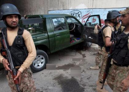 در حملۀ دیروز به یک مرکز نظامی در بنو سه سرباز پاکستانی کشته و ۵۰ تن دیگر زخمی شده‌اند