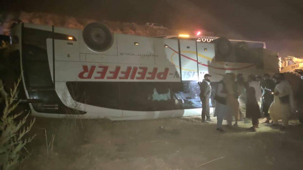 19 wounded as bus overturns in Maidan Wardak