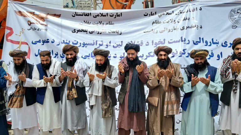 کار قیرریزی یک سرک با هزینۀ ۶۰ میلیون افغانی در مرکز بغلان آغاز شد