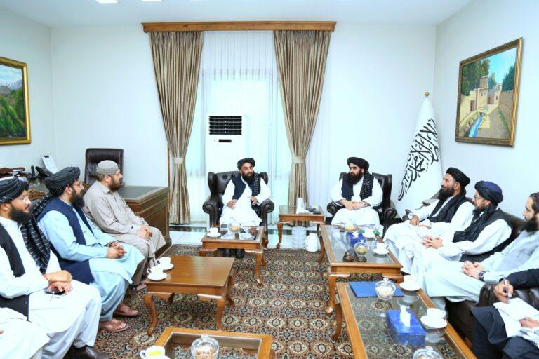 مجاهد د دوحې غونډې او هلته د ترسره کړو ناستو په اړه له متقي سره معلومات شریک کړل
