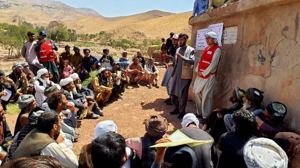 به بیش از ۱۶۰ خانوادۀ متضرر از زلزلۀ سال گذشته در ولسوالی گلران هرات پول نقد مساعدت شد