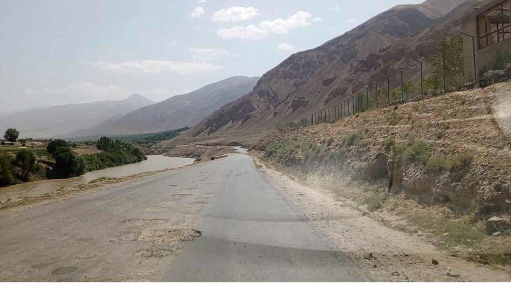 برخی راننده‌گان و مسافرین: اگر سرک جرم – بهارک بدخشان ترمیم نشود، تخریب آن بیشتر می‌گردد