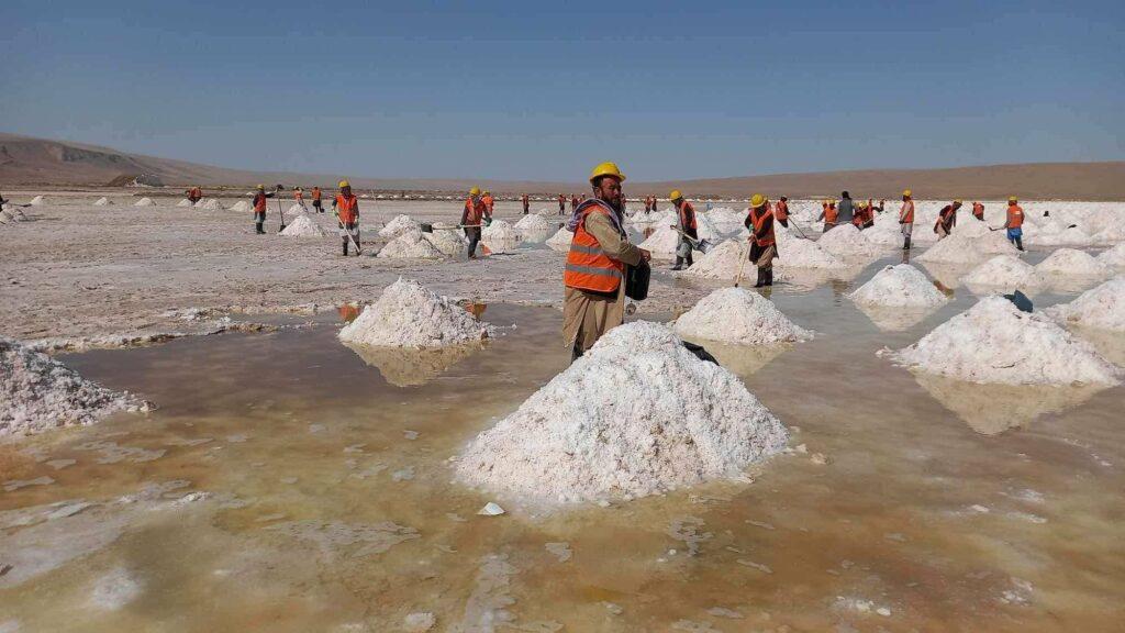 مسوولین: با آغاز استخراج سه معدن نمک در فاریاب حداقل ۵۰۰ تن مصروف کار شدند