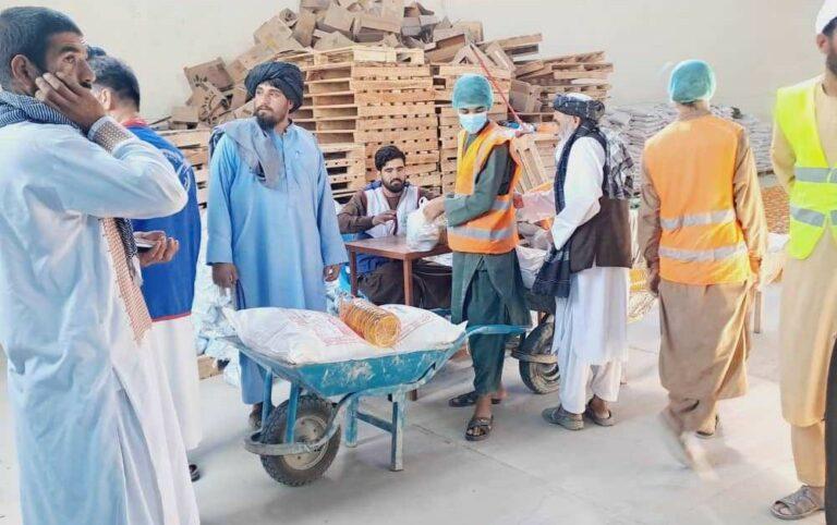 فراه کې له څه باندې ۱۵۰۰ کورنیو سره د خوراکي توکو مرسته وشوه