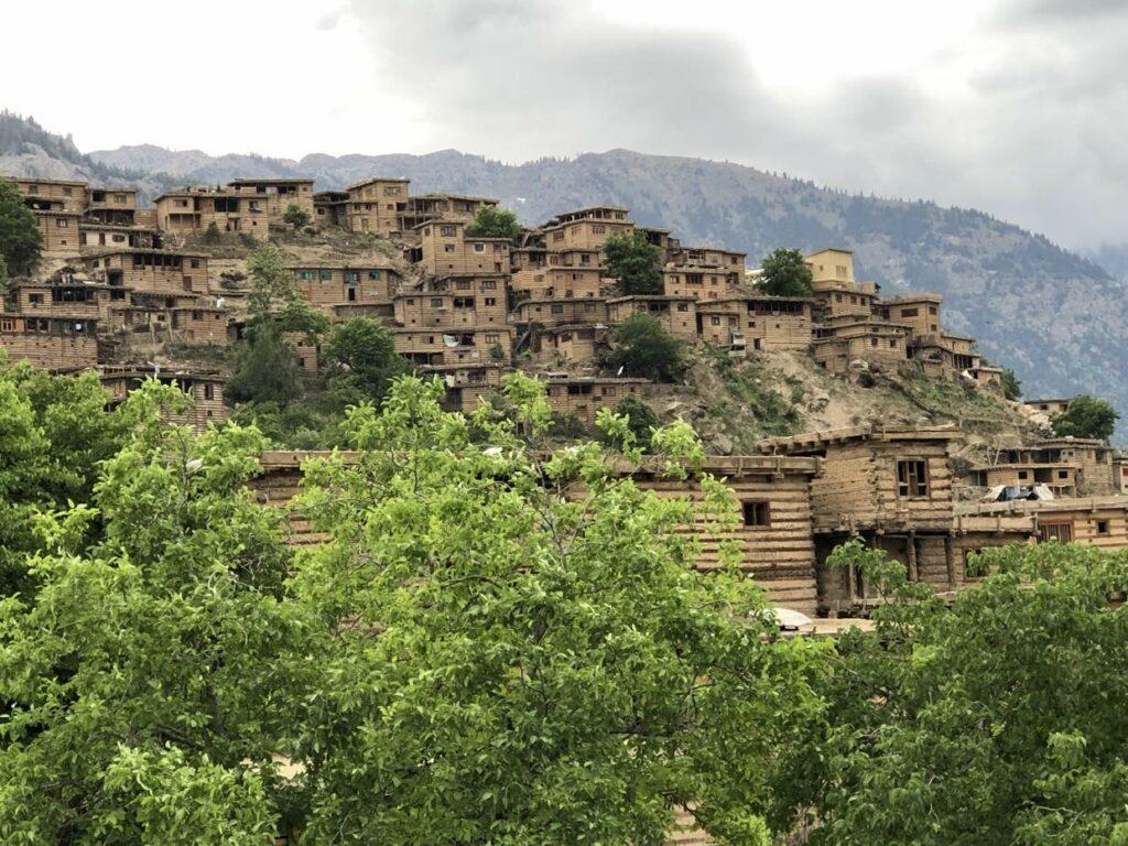 د نورستان د کامدېش اوسېدونکي له حکومته د بنسټیزو پروژو پلې‌ کېدو غوښتنه کوي