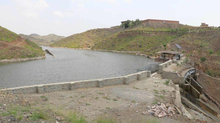 یک خانواده در خوست به هزینۀ شخصی خود بند کوچک آب را ساخته‌است