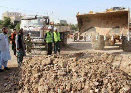 كار قیرریزی یک سرک به هزينۀ بیش از ٢٢ ميليون افغانى در شهر هرات آغاز شد