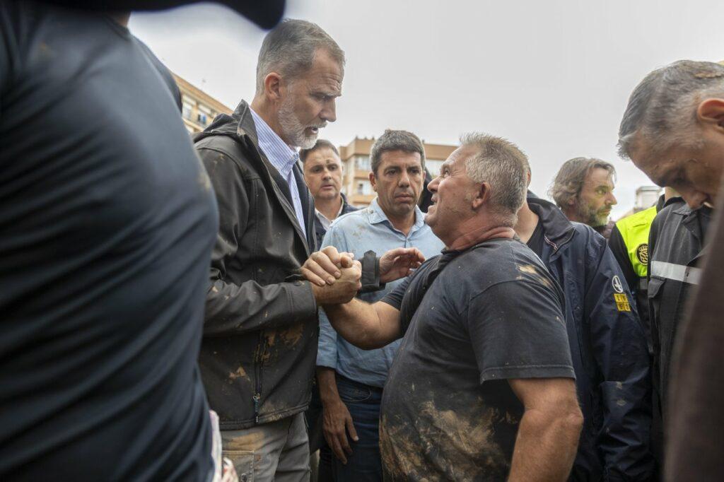 Spain’s royal couple pelted with mud by protesters