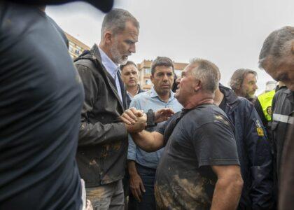 Spain’s royal couple pelted with mud by protesters