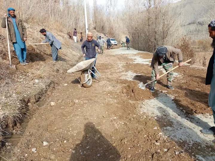 مسوولین: برای هزاران تن در بامیان زمینه کار کوتاه مدت فراهم شده‌است