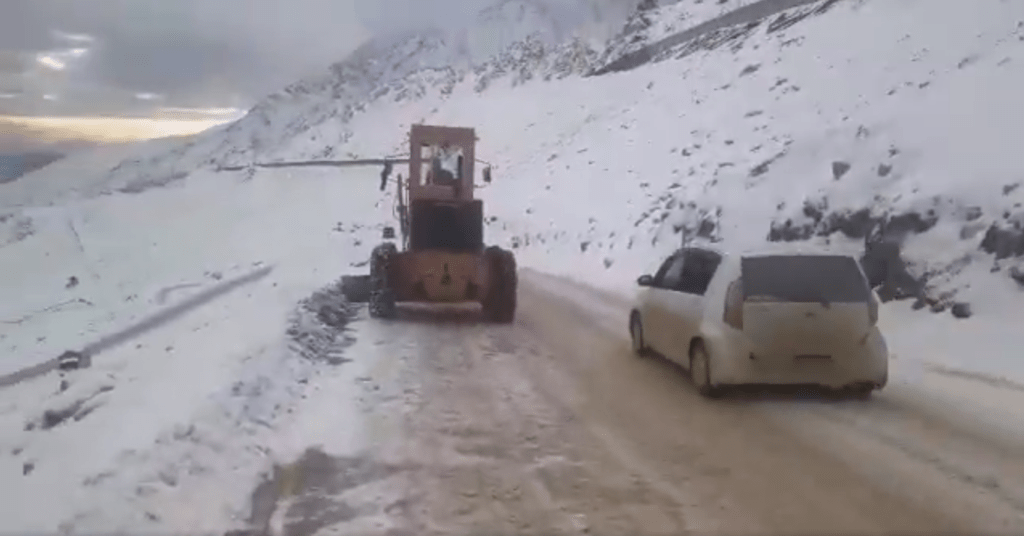 Salang highway reopens for passenger vehicles after snowstorm