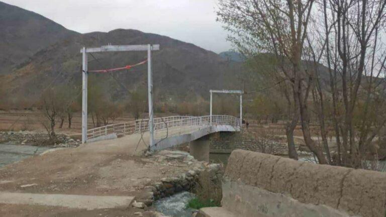 د بغلان خنجان ولسوالۍ کې خلکو په شخصي لګښت یو پل جوړ کړی