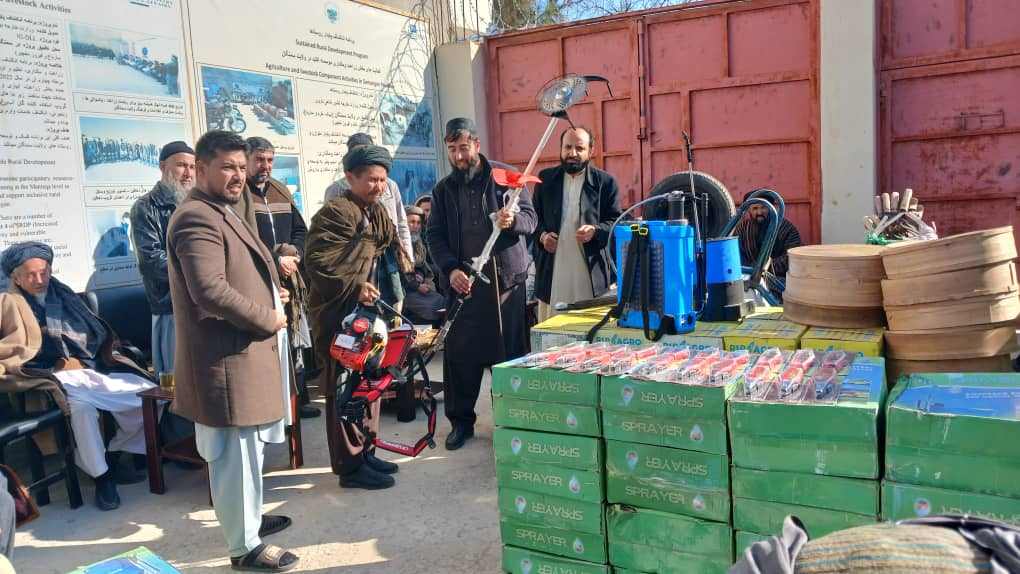 با بیش از ۷۰۰ خانواده در سمنگان و پنجشیر مساعدت شد