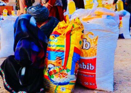 در هرات برای ده‌ها خانواده تکدی‌گر مواد خوراکی توزیع گردید