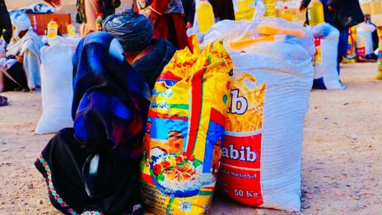 در هرات برای ده‌ها خانواده تکدی‌گر مواد خوراکی توزیع گردید