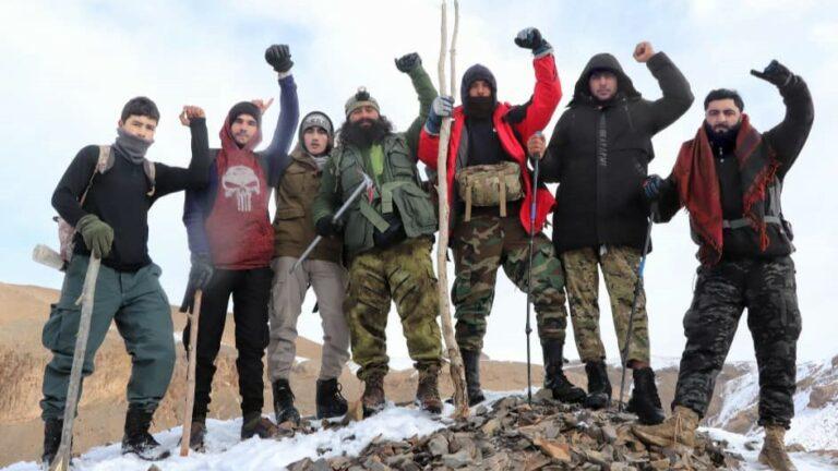 Ghor mountaineers scale Safed Koh peak