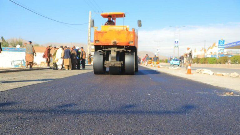 جلال‌اباد ښار کې د يوه سړک پخولو چارې پيل شوې