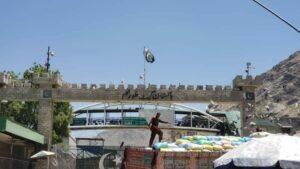 د تورخم دروازې دواړو خواوو ته له سوداګریزو توکو بار زرګونه موټر بند پاتې دي