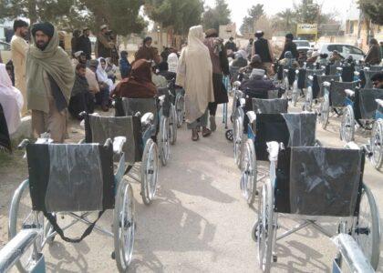 هلمند او غزني کې پر ۵۰۰ معلولینو ویلچرونه ووېشل شول