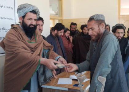 لغمان کې ۸۰۰ کورنیو ته د نغدي مرستو د وېش لړۍ پیل شوه