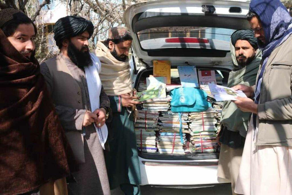 لوګر کې له شخصي کتاب‌پلورنځیو د پوهنې وزارت اړوند سلګونه ټوکه کتابونه ترلاسه شوي