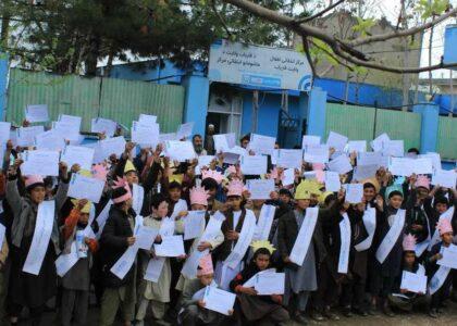 صد کودک کارگر پس از سپری کردن یک دورۀ آموزشی در فاریاب فارغ شدند