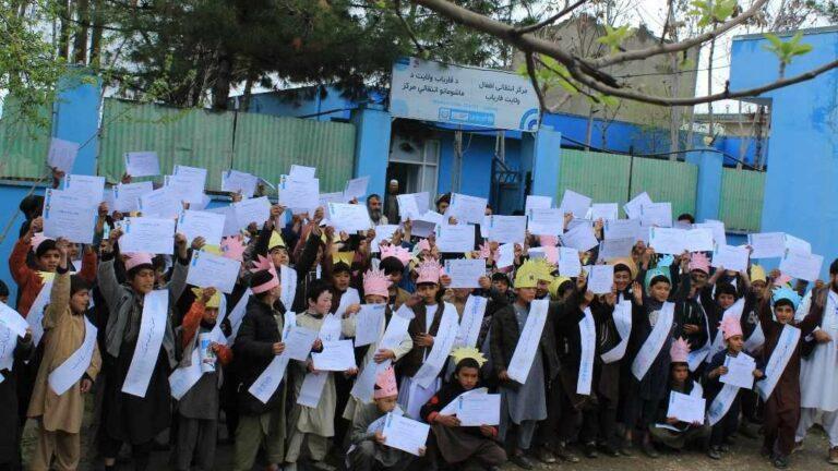 صد کودک کارگر پس از سپری کردن یک دورۀ آموزشی در فاریاب فارغ شدند