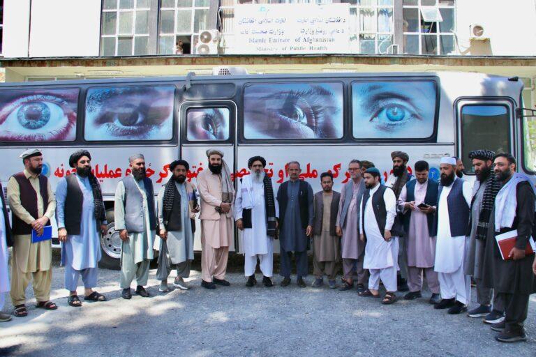 عامې روغتیا وزارت د راستنېدونکو کډوالو د سترګو ناروغیو درملنې لپاره تورخم ته ګرځنده روغتیايي ډله استولې