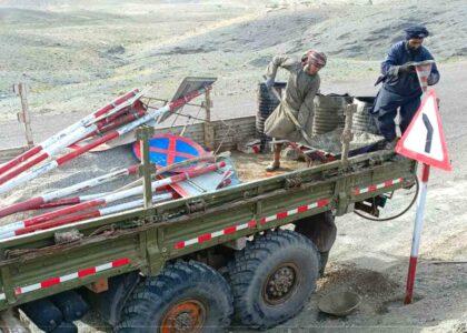 روند نصب لوحه‌های ترافیکی در شاهراه هرات – کندهار آغاز شد