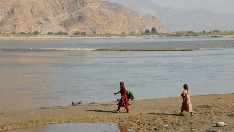 جلال‌اباد کې یوې ښځې له خپلو دوو ماشومانو سره ځان سیند ته غورځولی