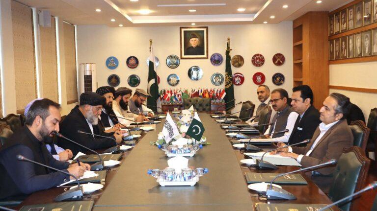 عزیزی: ا.ا خواستار بازگشت آبرومندانۀ مهاجرین افغان از پاکستان است