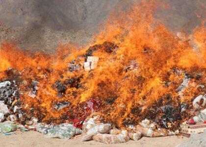 فراه کې ۷۰ ټنه تاریخ‌تېر خوراکي او غیرخوراکي توکي وسوځول شول