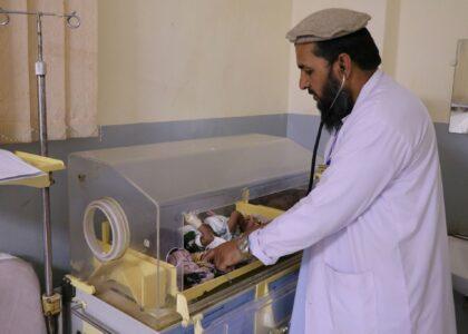 خوست کې په تېرو درېیو میاشتو کې نږدې لس زره میندې او ماشومان پر خوارځواکۍ اخته شوي