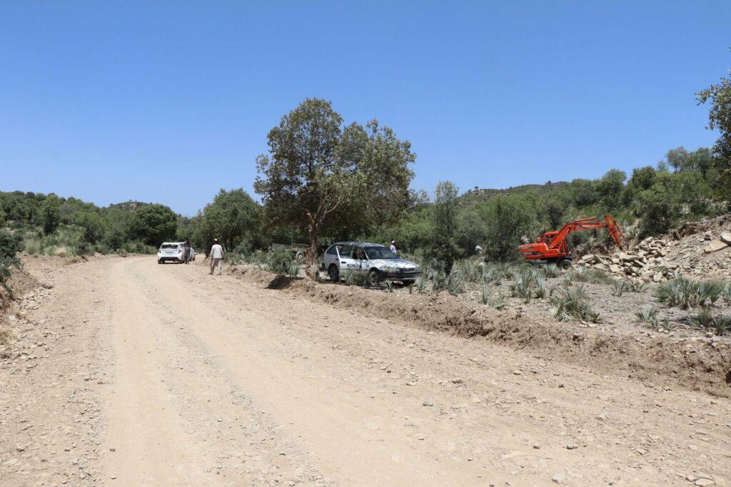 د خوست په باک ولسوالۍ کې يو کس په خپل شخصي لګښت یو سړک جوړوي