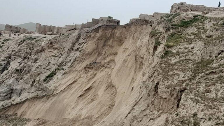 لغزش کوه در بدخشان؛ ۲۰ خانواده مجبور به ترک منازل شان شده‌اند