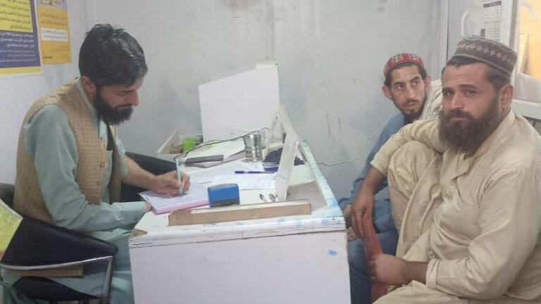 تورخم کې راستنېدونکو کډوالو ته مخابراتي اسانتیاوې؛ شاوخوا ۴۳ زره وړیا سیمکارټونه وېشل شوي