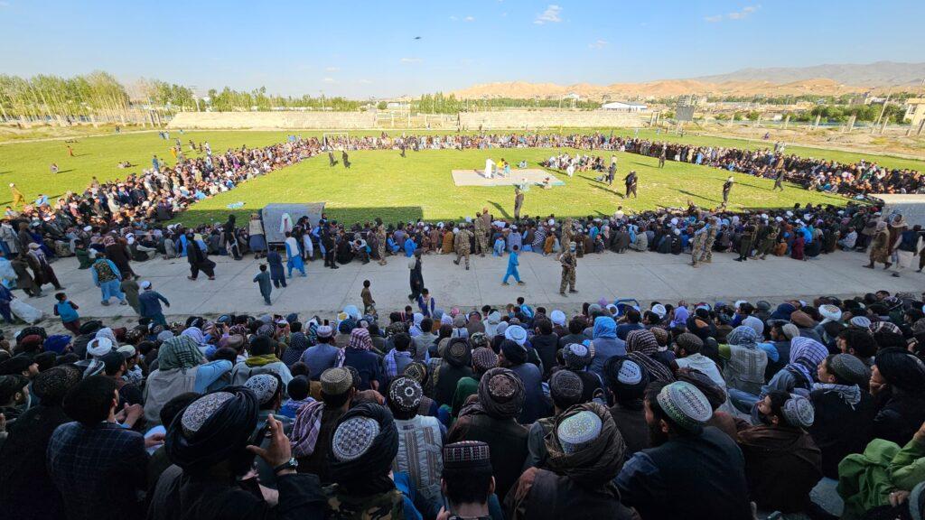 رقابت‌های پهلوانی با اشتراک ده‌ها ورزشکار در غور برگزار شد