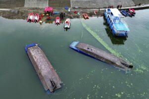 Tourist boats capsize in China, leaving 10 dead