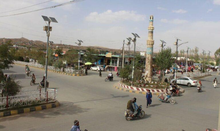 روند توزیع حقوق معلولین و ورثۀ شهدا در غور آغاز شد