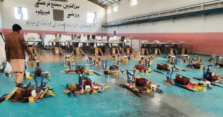 در غور برای ده‌ها جوان وسایل کار توزیع شد