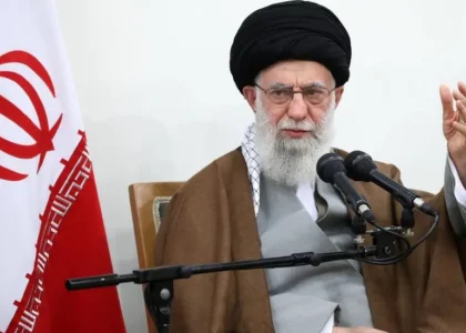 خامنه‌ای: هرگونه ورود نظامی امریکا با صدمۀ جبران‌ناپذیر همراه خواهد بود