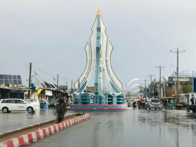 افزایش برگشت مهاجرین از ایران؛ مسؤولین محلی فراه نشستی را برای کنترول کرایۀ خانه‌ها برگزار کردند