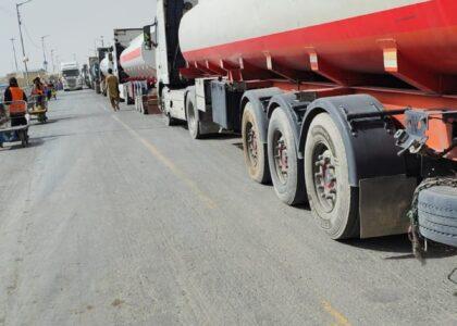 ١٥٣ تانکر تیل بی‌کیفیت از طریق مرز ابریشم ولایت نیمروز به ایران بازگردانده شد