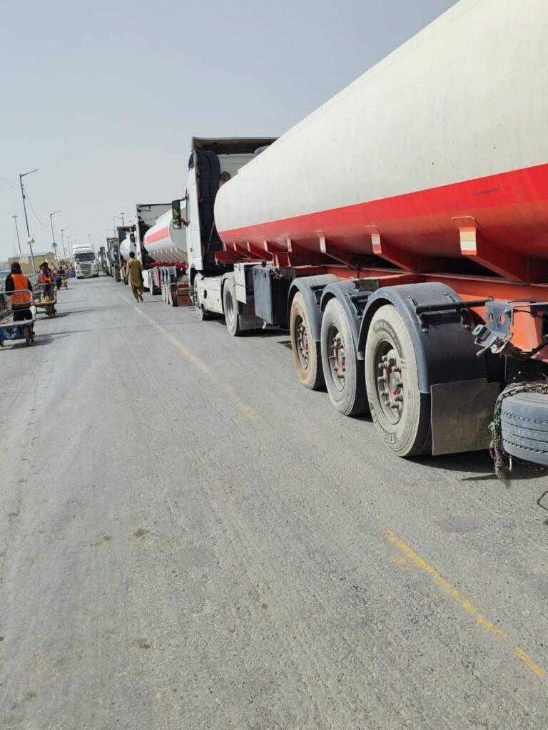١٥٣ تانکر تیل بی‌کیفیت از طریق مرز ابریشم ولایت نیمروز به ایران بازگردانده شد