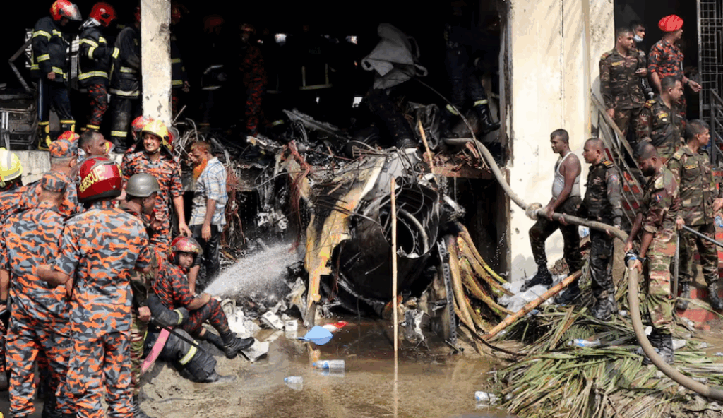 سقوط یک طیارۀ نظامی در بنگله‌دیش دست‌کم ۱۹ کشته و بیش از ۱۰۰ زخمی برجا گذاشت