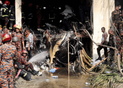 سقوط یک طیارۀ نظامی در بنگله‌دیش دست‌کم ۱۹ کشته و بیش از ۱۰۰ زخمی برجا گذاشت