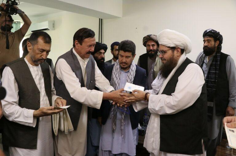 افغانستان ته د تېر حکومت راستنو شوو شاوخوا دېرشو کسانو ته د خوندیتوب کارتونه ورکړل شول