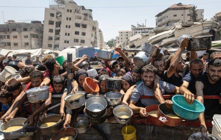 له مصره غزې ته د مرستو کاروان روان شو؛ اسرائیل د خوندي دهلېزونو رامنځته کولو ژمنه کړې
