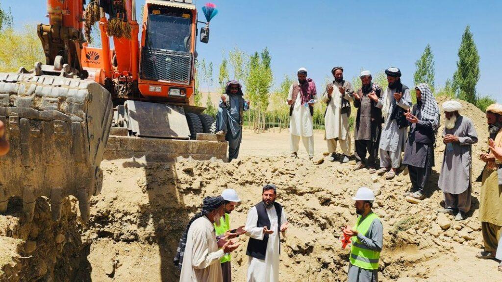 میدان‌وردګو کې د درېیو رغنیزو پروژو چارې پیل شوې
